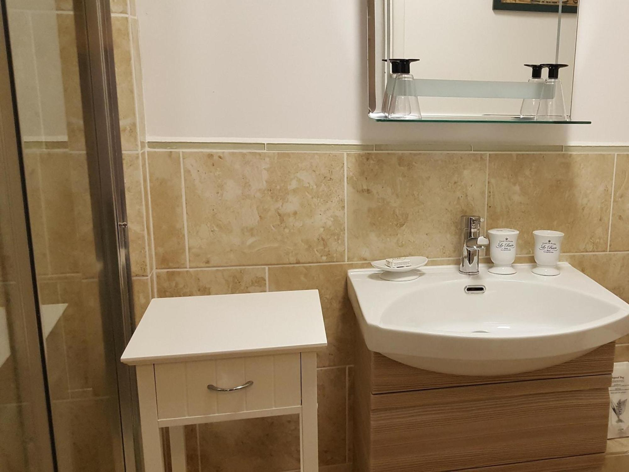 White Guest House Bath Kamer foto
